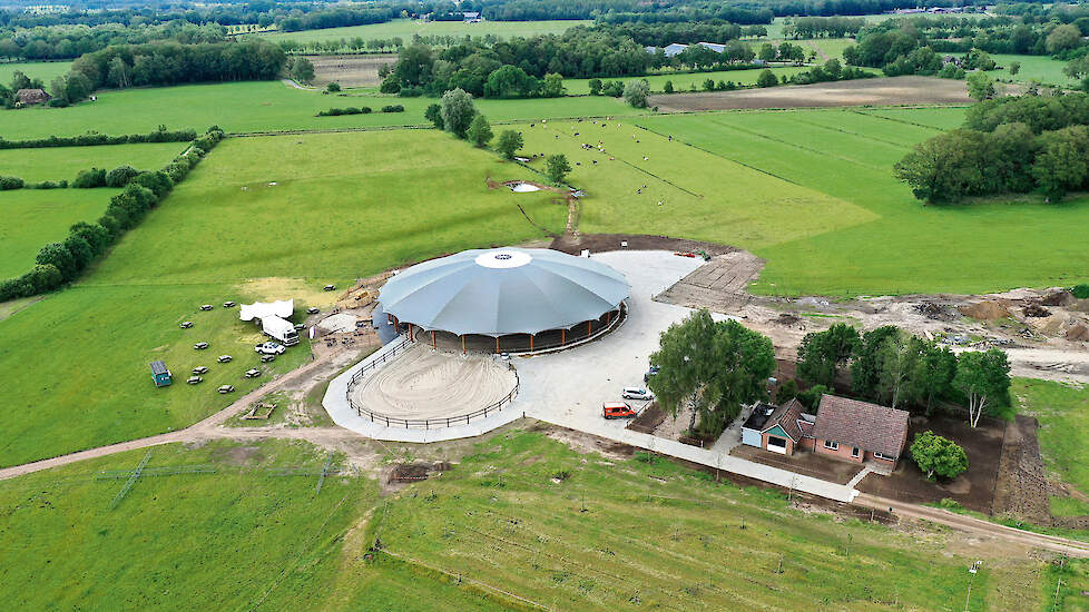 De stal bij Klein Koerkamp heeft een uitloop (voorgrond). De koeien weiden ongeveer tien maanden per jaar.