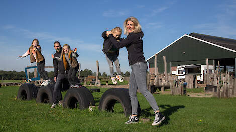 V.l.n.r. Lente, Joost, Fay, Merel en Anouk Gommeren. De Fitfarm van Anouk loopt als een trein. „Dat komt ook doordat een boerderij toch een aanzuigende werking heeft”, zegt Anouk.