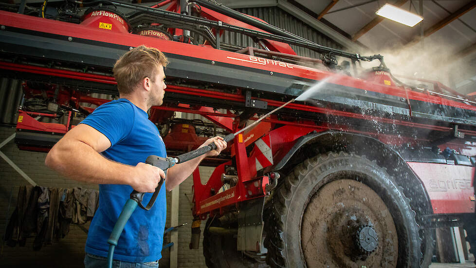 Waterkwaliteit en voedselveiligheid spelen bij loonbedrijf Timmermans een belangrijke rol bij het besluit om fors te investeren in het reinigen van de spuitmachines.