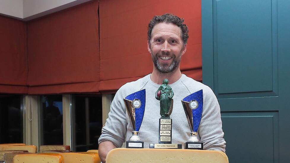 Erik Rotteveel van Rotteveel Boerenkaas is de grote winnaar in Zoeterwoude tijdens de kaaskeuring 'Rondom Leiden'.