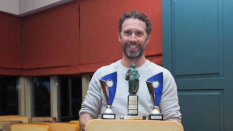 Erik Rotteveel van Rotteveel Boerenkaas is de grote winnaar in Zoeterwoude tijdens de kaaskeuring 'Rondom Leiden'.