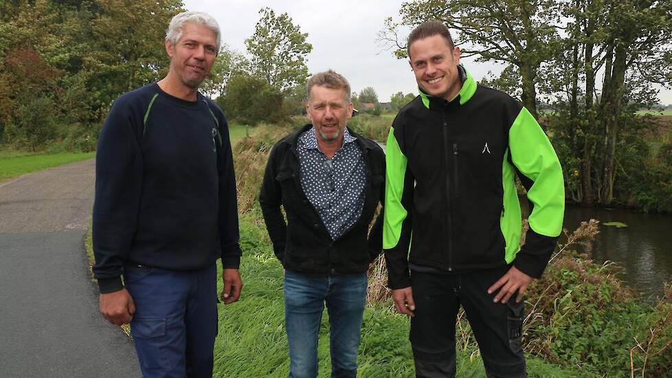 V.l.n.r. Marco van der Spek, Eddy van Wijk en Gerben van der Steeg. De (biologische) akkerbouwers composteerden dit jaar 600 kubieke meter maaisel op hun eigen erf.