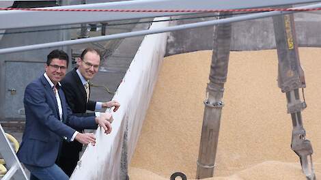 Directeur Martin Vervoorn van De Valk Wekerom (links) en Marcel Roordink (rechts) van ABZ de Samenwerking.