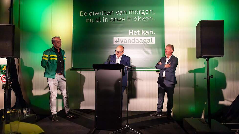 De nieuwe productielijn wordt geopend door Marc Oudenhoven (midden), gedeputeerde van de provincie Noord-Brabant en Arjan Kamp (rechts), lid van de raad van commissarissen van Agrifirm.