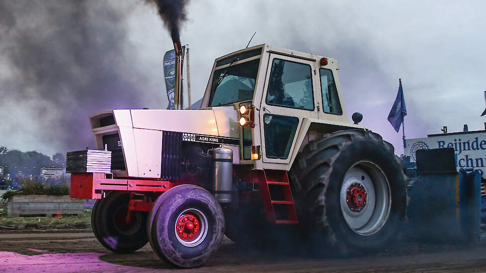 De fraaie Case Agri King 1270 van Aldwin Wouters produceerde flink veel zwarte rook. Hij had hierdoor vermogen genoeg om een vierde plaats te halen.