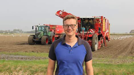 Romke Sijtsma organiseert het werk zodanig dat uien en (hier) aardappelen op hetzelfde moment van het land komen. Personeel is geen probleem in de Friese Waddenstreek.