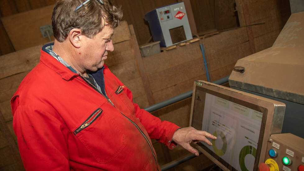 Akkerbouwer Bert Sloëtjes werkt sinds vorig jaar met de QualityGrader. Hij kan zelf instellen hoe streng er op een specifiek kwaliteitsdefect wordt gesorteerd, bijvoorbeeld op ritnaalden.