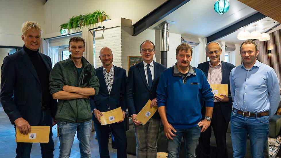 (v.l.n.r.) Gerben de Boer (Wetterskip Fryslan), Hilbrand Bouma (boer), Renze Portengen (ministerie van LNV), Friso Douwstra (Gedeputeerde Fryslân), Jan de boer (boer), Pieter Winsemius (Trekker Aanvalsplan Grutto) en Jitze Peenstra (boer).