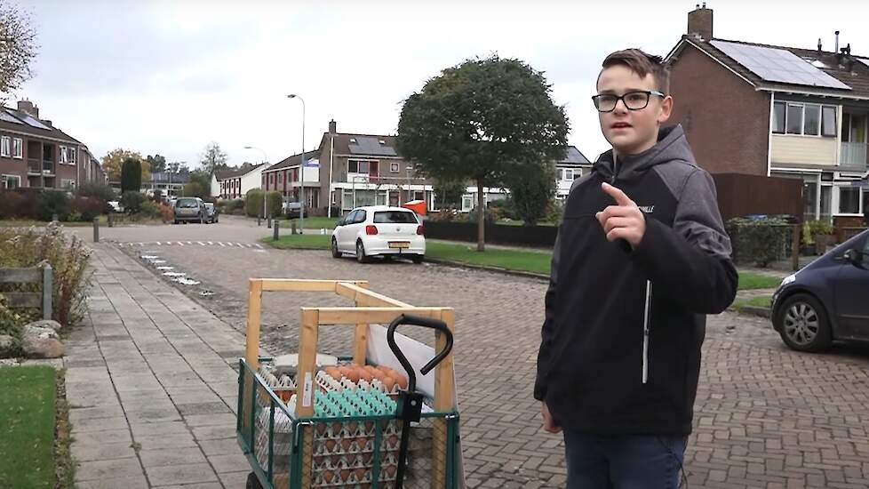 Johran gaat op woensdag en zaterdag met een bolderkar vol eieren op pad en kent zijn klanten inmiddels goed. 