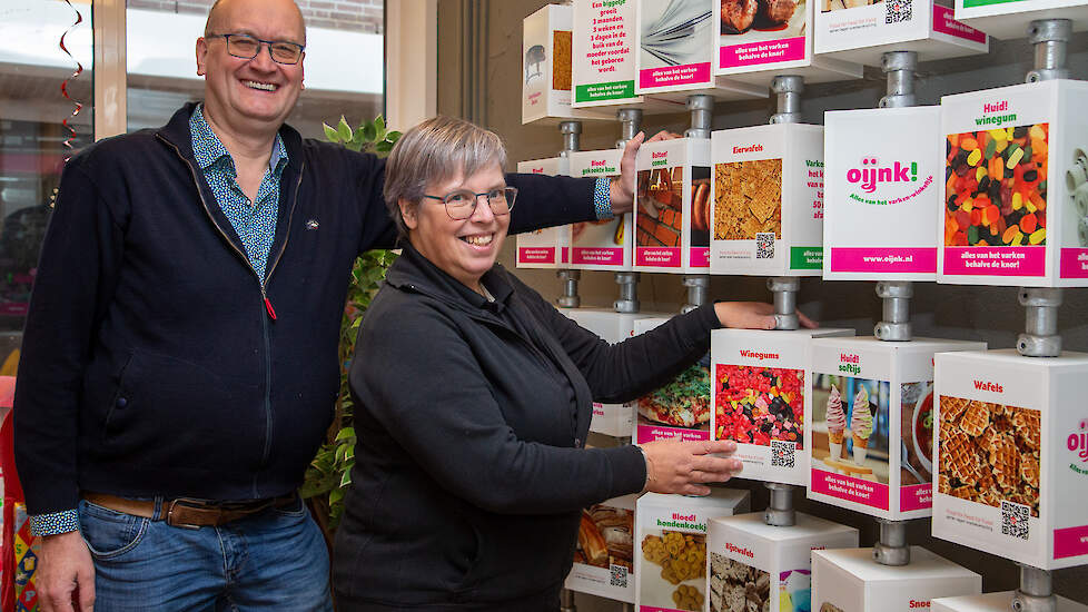 Marcel en Miriam Berkvens in de huidige winkel in Veghel. Elk blok op de metalen palen vertelt een verhaal over het varken.