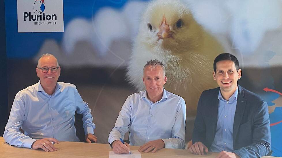 Directeuren Cees Blankestijn (links) en Hans Groot Koerkamp (midden) van Pluriton zijn evenals directeur Pedro Gómez (rechts) van Orbem blij met de samenwerking.