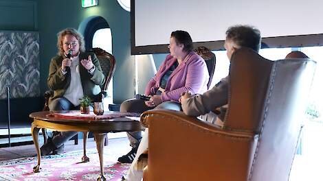 Rochus Kingmans is in gesprek met Suzanne Ruesink en Heleen Lansink