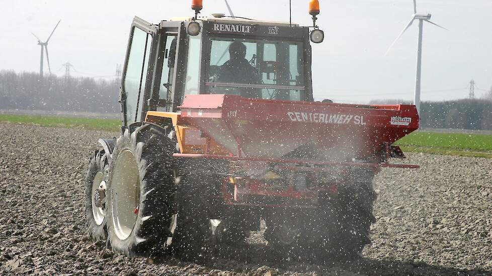 Een willekeurige opname van kunstmest strooien.
