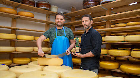 Erik Rotteveel (rechts) en zijn kaasmaker Rutger Daalmeijer (links) sleepten dit jaar de winst op ‘Kaaskeuring Rondom Leiden’ in de wacht.