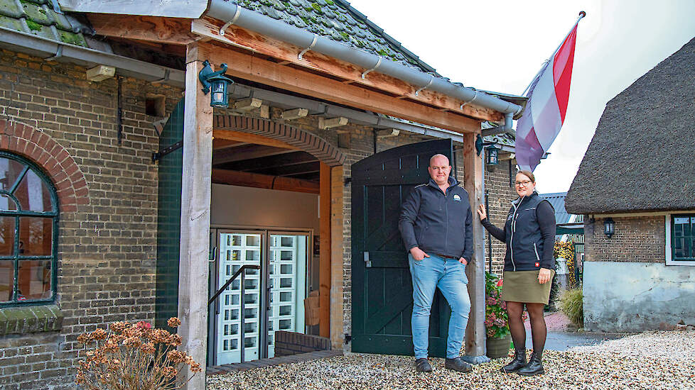 Willem en Elsbeth van Meijeren verkopen verse kip in hun kippenautomaat.