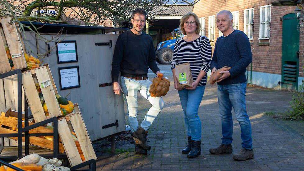 Ton Wilgers en zijn ouders Rinie en Leo zijn erg te spreken over hun lidmaatschap van de coöperatie ‘Van onze grond’.