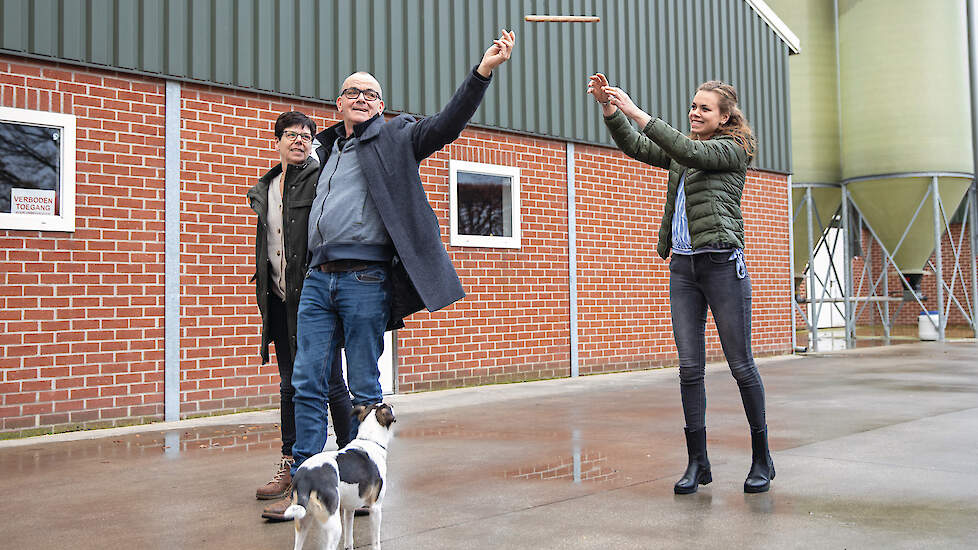 Manon Vermeeren wil het bedrijf in de toekomst overnemen van haar ouders Peter en Anita. Op de achtergrond hun opfokstal uit 2010.