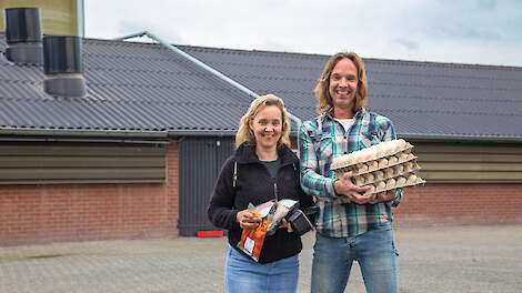 Brendy en Jeroen Uijlen voor de vermeerderingsstal. Ze verkopen regulier kippenvlees en houden reguliere vleeskuikenouderdieren in Nistelrode.