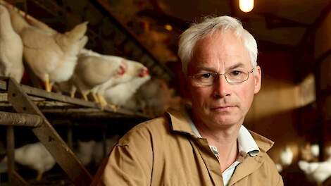 Leghennenhouder Helmus Torsius uit Putten (GD) hoopt al twintig jaar op een vaccin tegen vogelgriep. Zijn bedrijf werd afgelopen zaterdag voor de tweede keer getroffen door vogelgriep na een eerste uitbraak in 2003.