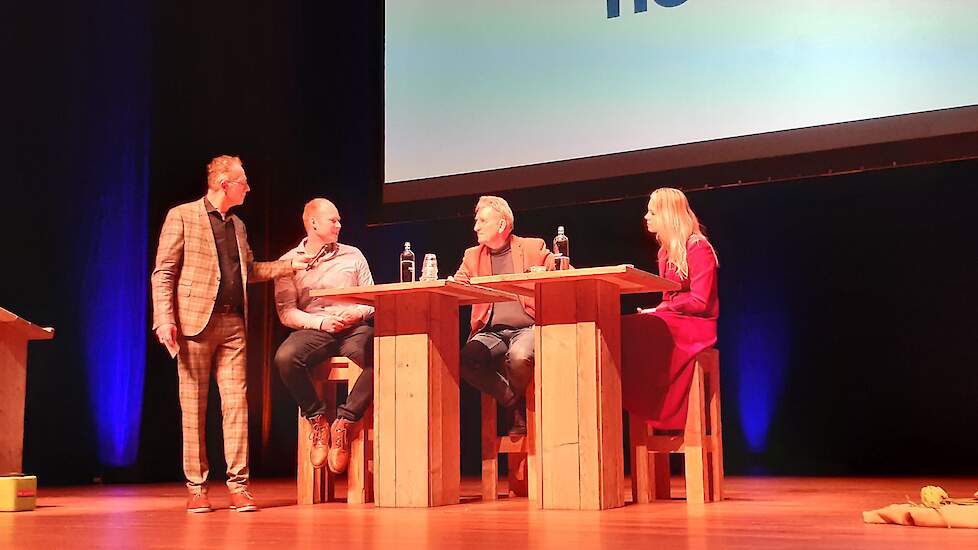 Boer Johannes van der Veer (tweede van links) stelt een vraag, Jisse Otter (Drenthe) en Femke Wiersma (Friesland) luisteren.