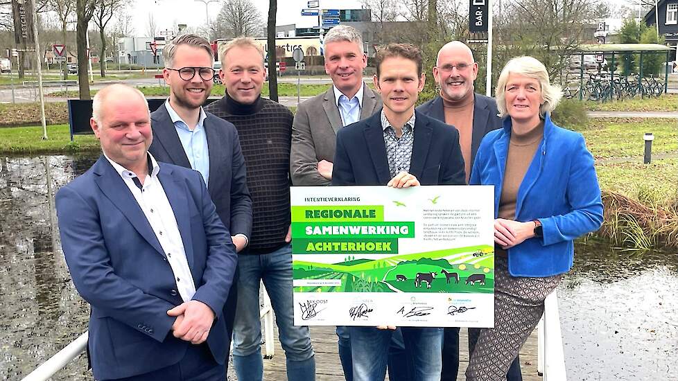 Bijgaande foto (v.l.n.r.): Peter Schrijver (De Innovatie Coöperatie), Bart Porskamp (8RHK Board/wethouder Oost Gelre), Arjan Prinsen (Stichting Biomassa), Dick Looman (VALA), John Koeleman (VKOost), Wilko Pelgrom (thematafel Circulaire Economie & Energiet