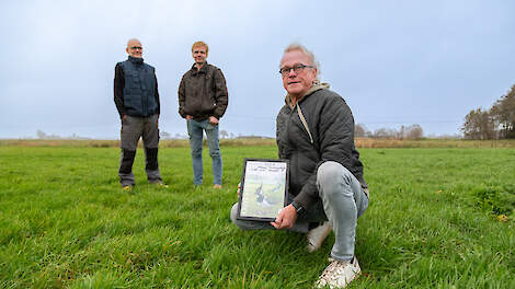 Klaas Binnendijk vond in 2023 het eerste kievitsei van het jaar op grond van veehouder Jan ter Wee.
