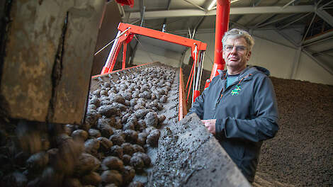 Eind november is akkerbouwer Pieter Evenhuis nog consumptieaardappelen aan het rooien. Althans, zo goed en kwaad als het gaat. „Het is martelen om ze uit de grond te krijgen.”