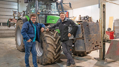 Broers Herman (links) en Marco Chardon runnen samen een akkerbouwbedrijf in Zeewolde. Hebben ze een technisch vraagstuk, dan past Marco de benodigde machine aan of bouwt die desgewenst zelf.