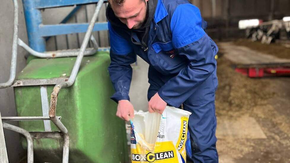 Daniel (foto) en Wouter de Bruin vertrouwen op BoxClean om de besmettingsdruk in de ligboxen laag te houden