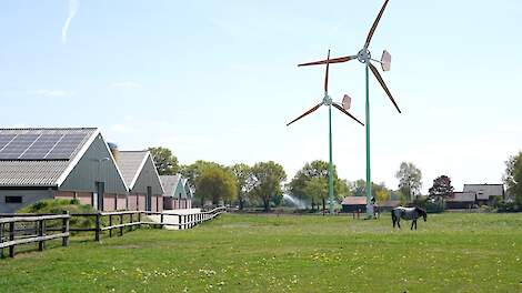 De kleine windmolens van opfokker Eddy Hoftijzer uit het Gelderse Hengelo stonden ruim een jaar stil op last van de provincie Gelderland.