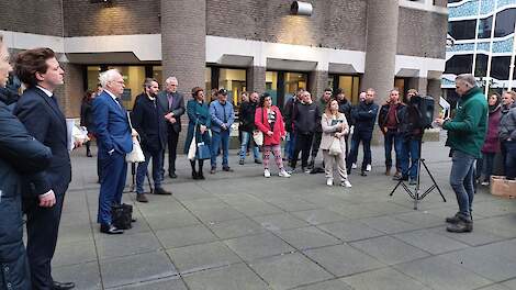 Erik Luiten van Agractie spreekt de ministers en Kamerleden toe.