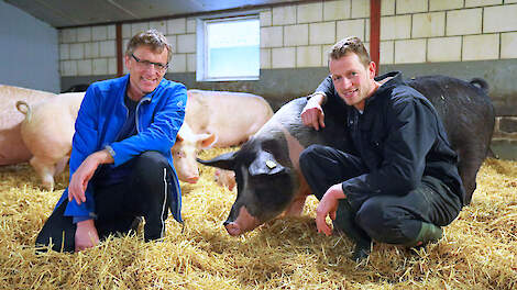 John (links) en Taco Reimert runnen samen een biologisch varkensbedrijf in Heino. Komend jaar gaan ze uitbreiden naar 190 biologische zeugen.