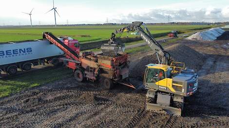 Volvo EW160E van Over BV aan het aardappelen laden