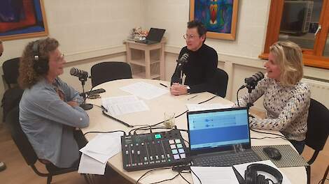 Midden: Merle Koomans van den Dries tijdens de opname van een podcast.