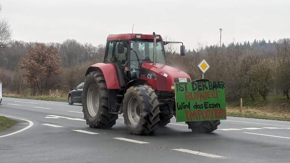 Duitse boer onderweg naar een boerenprotest.