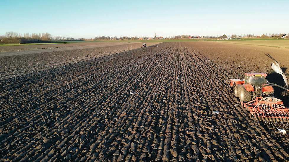 Eindelijk een zonnige dag: de trekkers met ploeg, spit-en zaaimachines reden af en aan door de polder.