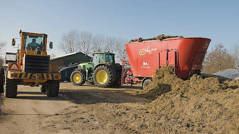 Wanneer de mengwagen continu kan draaien, kunnen loonbedrijven 500 tot 600 ton voer per dag verwerken tot mengkuil.