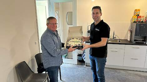 Gert-Jan van Beek (rechts) ontving uit handen van Hans Verberne, adviseur Voergroep Zuid een taart ter ere van het behaalde resultaat 500 eieren op 100 weken leeftijd.