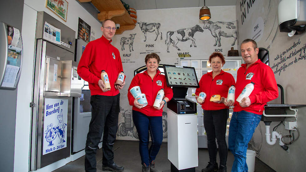 Families Peek &amp; Fokker in hun boerderijwinkel. V.l.n.r. Sjon en Corine Peek, Ellen en Herman Fokker.