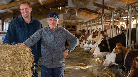 Huibert Pellikaan (links) en Gijsbert Oskam (rechts) leveren al dertig jaar onafgebroken honderd procent eerste klas melk.