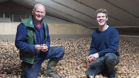 Niek Simmes (rechts) en Jan Schoorlemmer runnen samen een akkerbouwbedrijf (maatschap Elandhorst) in Swifterbant. Op een areaal van ca. 130 hectare verbouwen ze pootaardappelen, consumptie-aardappelen, suikerbieten, wintertarwe, wintergerst, uien, erwten,