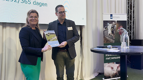 Demissionair minister Christianne van der Wal (Natuur en Stikstof) krijgt het rapport uit handen van Albert Winkel van Wageningen Livestock Research.