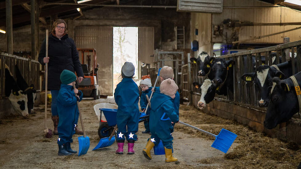 De kinderen van kinderopvang Kukelekoe brengen geregeld een bezoekje aan de stal en doen dan klusjes als vegen of de kippen voeren, vertelt Els van Tilburg.