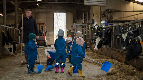 De kinderen van kinderopvang Kukelekoe brengen geregeld een bezoekje aan de stal en doen dan klusjes als vegen of de kippen voeren, vertelt Els van Tilburg.