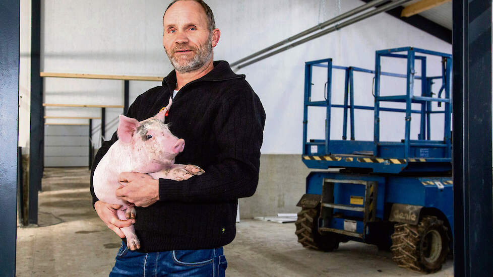 René Jansen legt momenteel de hand aan een nieuwe wroetstal voor 1.200 gespeende biggen.