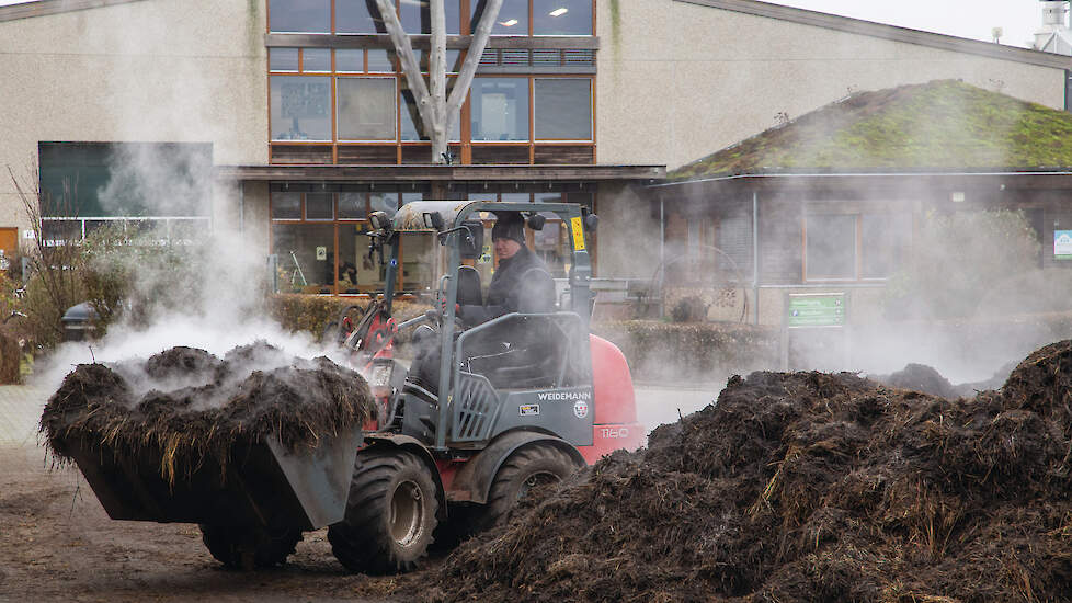 Dampende compost wordt de kas van glastuinbouwbedrijf BioVerbeek te Velden (LB) ingereden.