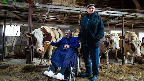 Harm en Klaasje Bisschop (91) molken maandagmorgen voor het laatst hun koeien.