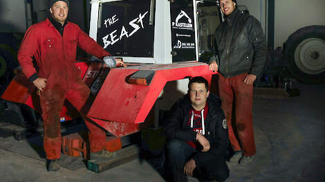 V.l.n.r. Peter Kastelein, Jeroen van Schaik en Bas van Zanten bij de gedemonteerde cabine van The Beast. Die ligt uit elkaar voor onderhoud.