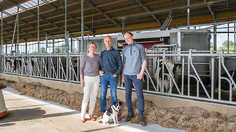 Twee melkrobots in een moderne melkveestal, omgeven door een smalle stal met een emissiearme vloer en vaste mestschuiven, gebouwd door VanWestreenen voor de familie Vonk in Beek, Gelderland.