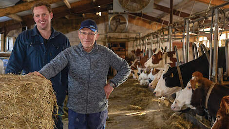 Huibert Pellikaan (links) en Gijsbert Oskam (rechts) leveren al dertig jaar onafgebroken 100 procent eersteklas melk.